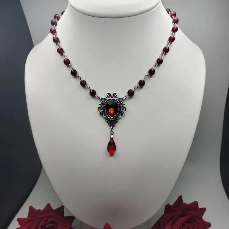 ROYAL LOVE NECKLACE